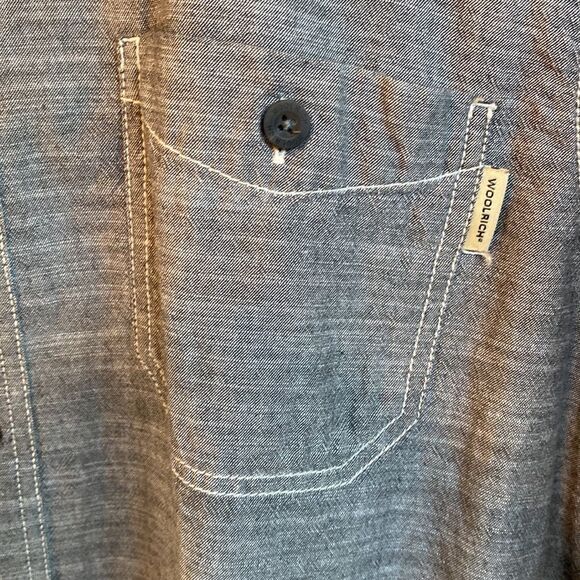 Woolrich Chambray Button Up Shirt Short Sleeves Collared Men's Size Large Blue - Picture 4 of 7